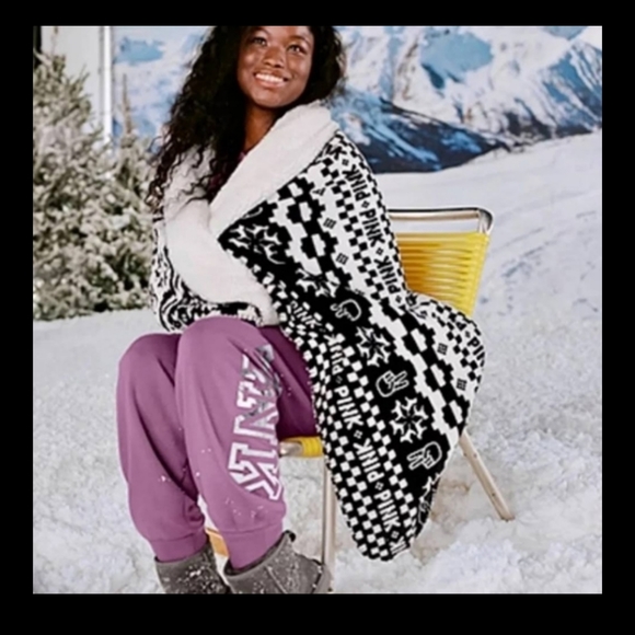 NWT VS "PINK"  BLANKET - Picture 2 of 8